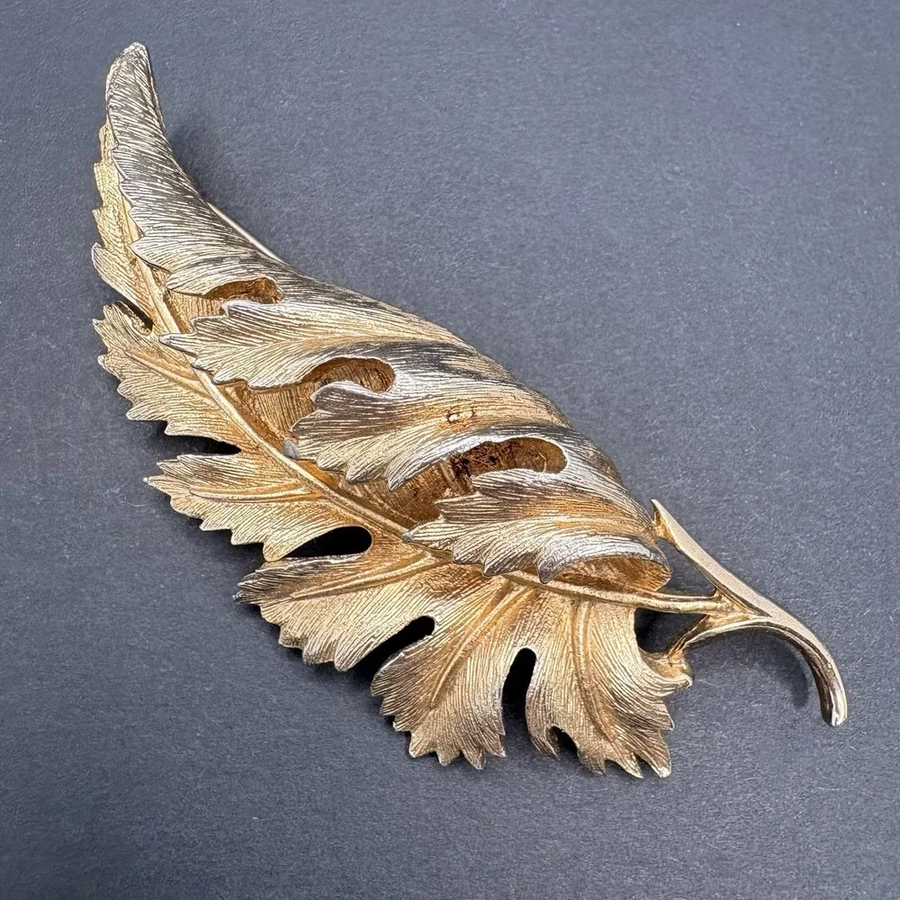 Vintage Coro Pegasus Curled Leaf Textured Gold Tone Brooch 3